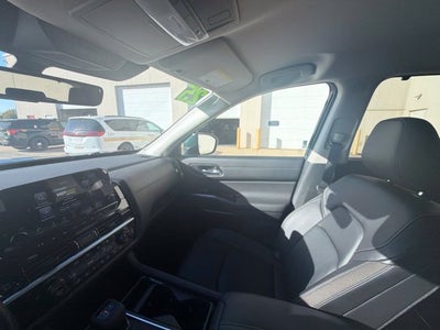 2025 Nissan Pathfinder SL